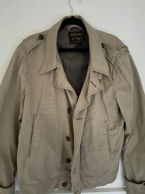 Woolrich fieldjacket - En snygg stilren fieldjacka från woolrich. Den har bra passform och är i bra skick.