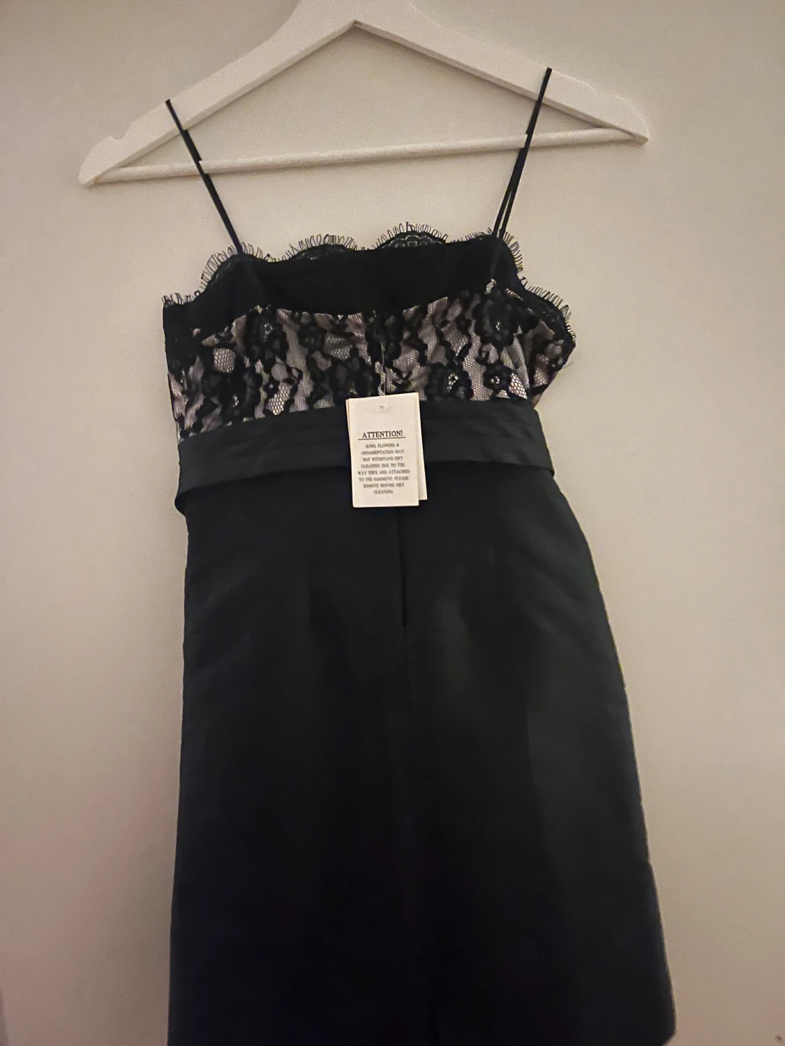 Svart spetsklänning med rosett framtill - 2