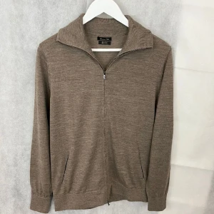 Merinoull fullzip  - Fullzip från Massimo dutti i merinoull, toppskick. Storlek Medium. Modellen är 184 cm lång.