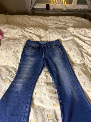 Blå bootcut jeans från American Eagle - Säljer dessa superfina jeans från American Eagle outfitters! Superbra skick och endast testade. Skulle säga att storleken är en liten M🩷