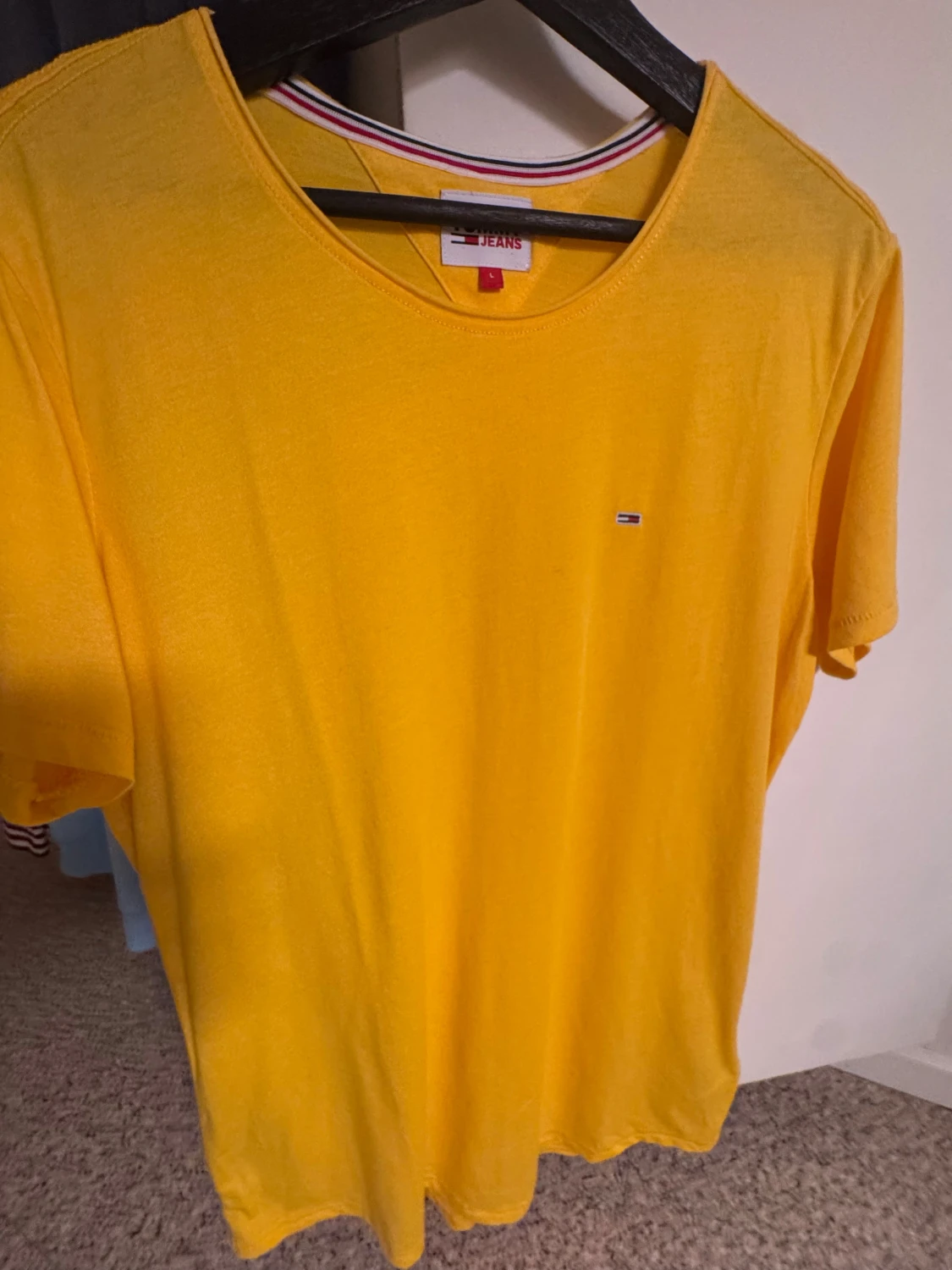 Gul t-shirt från Tommy Jeans