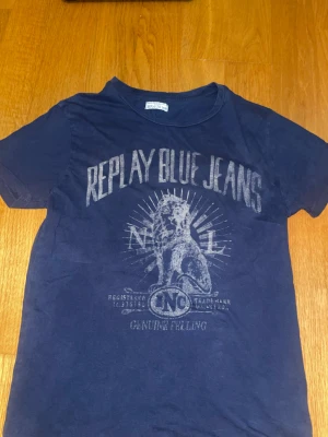 Replay T-Shirt - Jättesnygg replay tröja. Lite smutsig och ett litet hål vid taggen  annars Skick:9/10 | vid frågor skriv jättegärna. storlek S