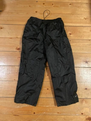 Barn regnbyxor 134/140 - Barnregnbyxor som passar fint till höst och blötare vinter då de är både vind och vattentäta☔️