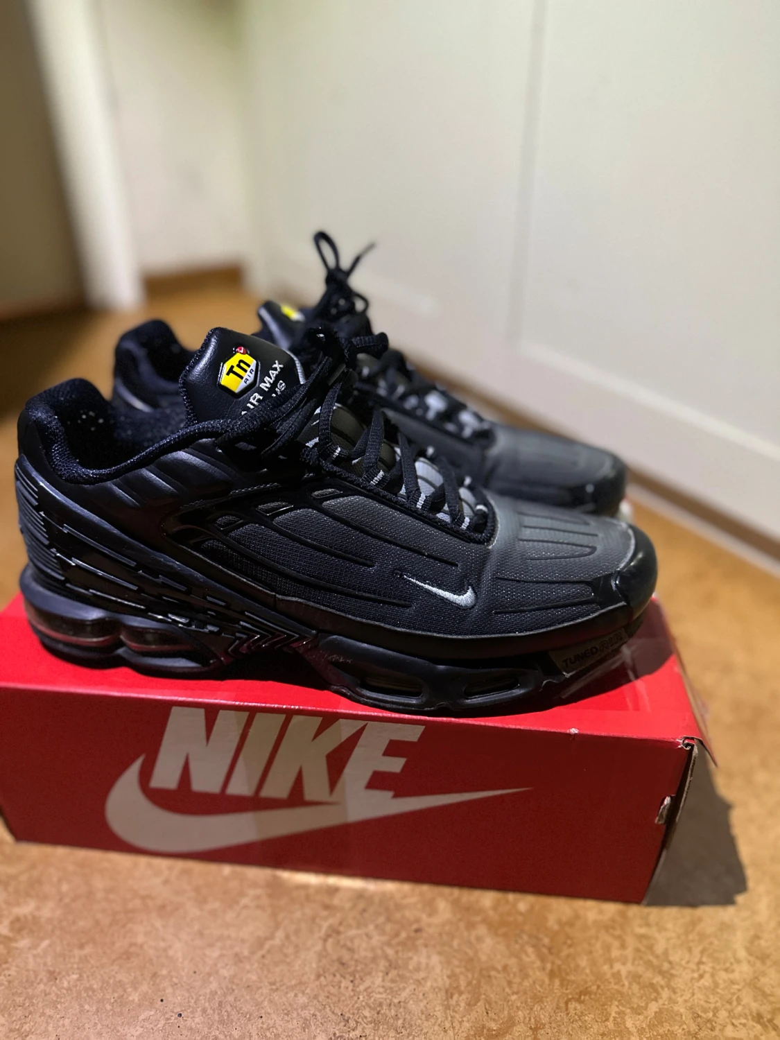 Nike Air Max Plus Tn i svart och grå - 4
