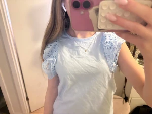 Ljusblå blus med volang ärmar - Supersöt ljusblå blus från Kappahl med volangärmar. Passar mej perfekt som XS, sitter lite löst. aldrig använd med prislapp fortfarande på.