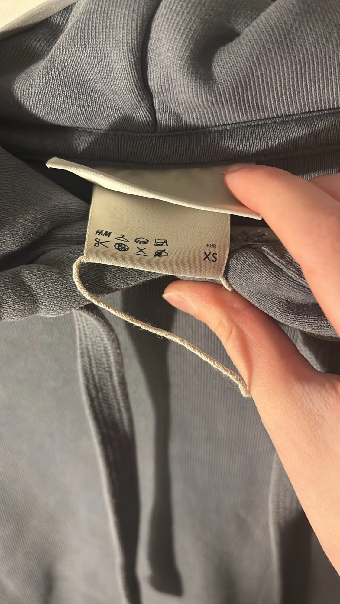 Grå hoodie från H&M med huva - 2