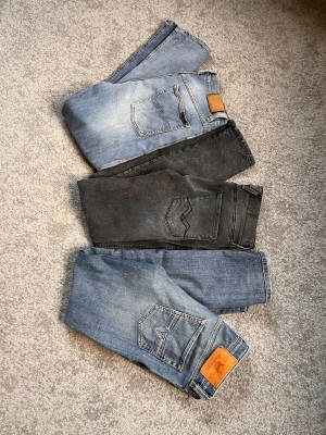 Jeans från Nudie, Replay och Diesel (450/st!) - Säljer tre par feta jeans: ett par ljusblå nudie med klassisk femficksdesign, ett par Replay i tvättad svart med diskret logga på bakfickan och ett par blå Diesel med tydlig läderpatch. Skriv i dm för mer info kring passform 😉. 450kr / st, annars 1145kr för alla 3!