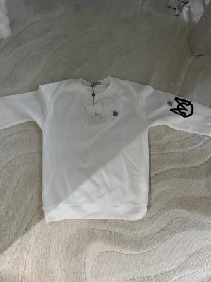 Vit sweatshirt från Moncler med logga - Riktig bra monclare tröja oanvänd världsfred bra stick.