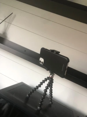 telefon hållare - snygg och andvändbar telefon hållare som både funkar inne och ute.Perfekt till dig som gillar och ta bilder/filma och mer funkar också till att streama live.Till dig som gillar att ha din mobil stilla när du pratar eller filmar er själv.