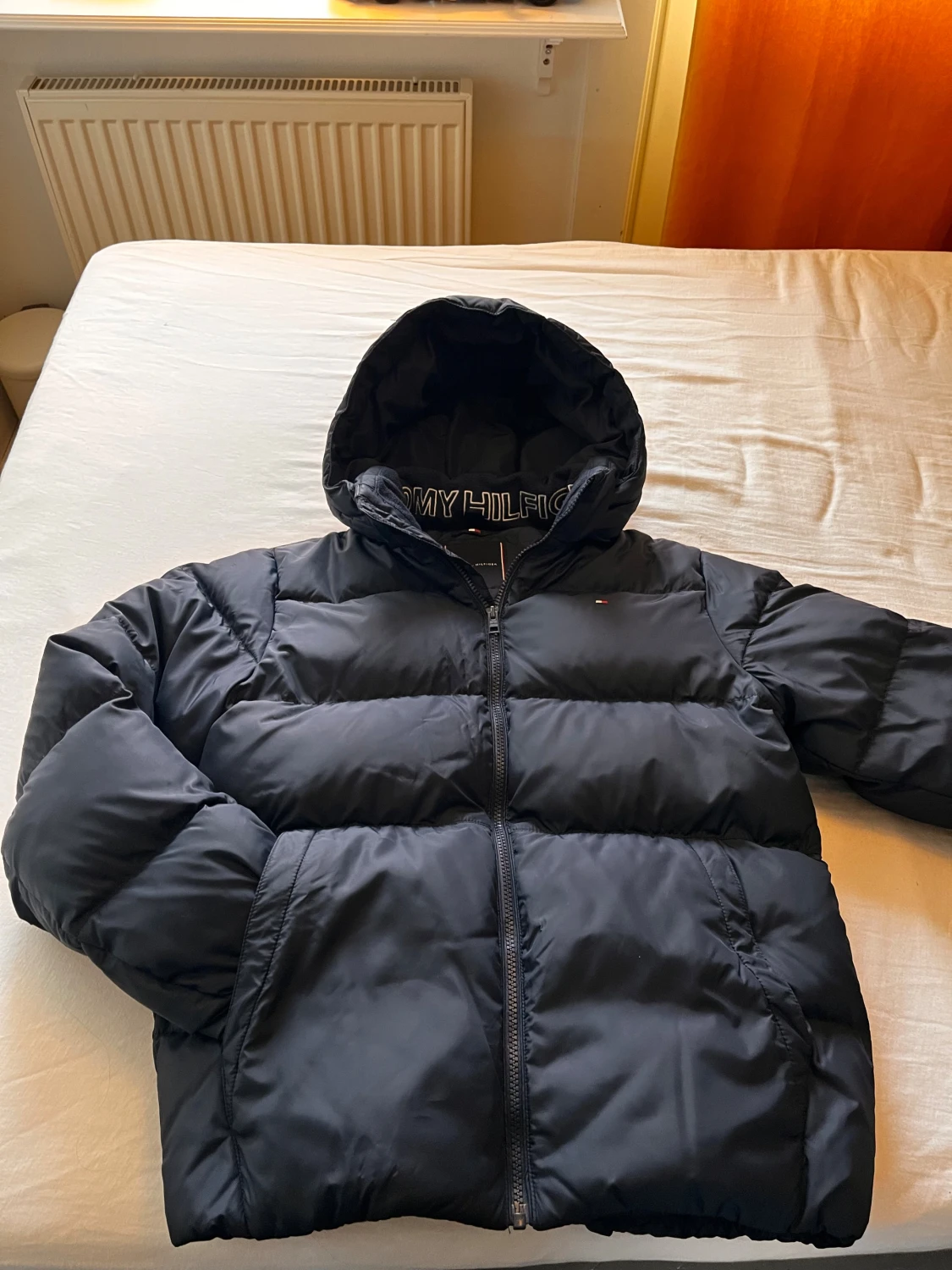 Marin blå pufferjacka Tommy Hilfiger