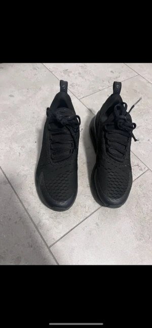 Nike air 270 - Säljer mina Nike 270 för jag inte har användning av de längre. De är i väldigt bra skick och storlek 37.5