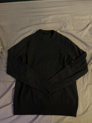 Mörkgrå och vinröd stickad tröja båda är xs - Två stilrena stickade tröjor i mörkgrått och vinrött från Pier One. Båda har rund hals, långärmad design och ribbade muddar vid ärmslut och nederkant. Perfekt för dig som gillar enkel och clean stil med snygga färger.