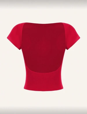 Röd topp med öppen rygg - Snygg röd croppad topp med korta ärmar och en djup, öppen rygg. Toppen har en tight passform och är tillverkad i mjukt, stretchigt material som sitter skönt mot kroppen. Perfekt för dig som vill ha en enkel men ändå iögonfallande look. Säljer även i mörk blå och svart!😍😍