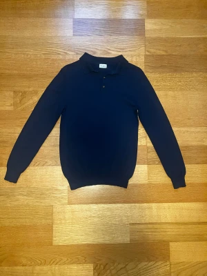 John Henric Pikétröja, XS, Marinblå, Bra Skick - Tja! Säljer en snygg och klassisk pikétröja från John Henric, då den har blivit för liten. Tröjan är gjord av merinoull, använd flera gånger och i bra skick. Perfekt som lagerplagg för vintern. Mvh William