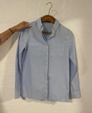 Ljusblå skjorta  - Superfin ljusblå smårandigt skjorta. Nästan aldrig använd🥰