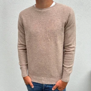 Beige kashmirtröja - Beige Kashmir Sweatshirt | Storlek S | Modellen är 177cm lång | Endast testad, Skick 10/10 | Hör av dig vid frågor.🕺