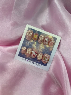 SugarPets (S); ExtraShortOval  - Set med handgjorda press-on naglar i rosa med glitter, dekorerade med 3D-blommor och söta figurer som katt, hund, anka och kanin. Naglarna har en extra kort oval form och kommer i S: 15 mm, 11,5 mm, 12 mm, 11 mm, 9 mm. Perfekt för dig som vill ha unika och gulliga naglar med detaljerad design.