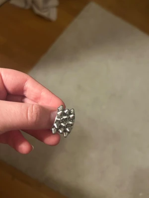 Edblad ring  - jättefin ring från Edblad med nitar! Storlek 16.80❣️