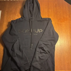 Dondup mörkblå hoodie - Dondup mörkblå hoodie, har tag också det är bara att fråga om