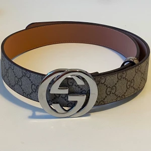 Gucci bälte - Helt ny Gucci bälte. Oanvänd. Storlek 110cm. Fraktar inom 24 timmar. Bästa kvalitén ute på marknaden