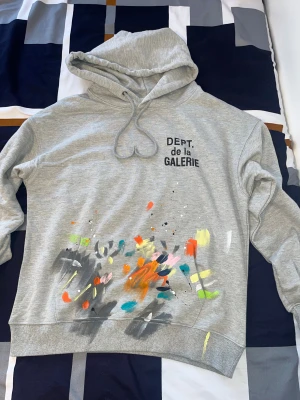 snygga paint splatter hoodie - Säljer denna riktigt snygga paint-splatter hoodie från Gallery Dept. Den har en stor magficka och en justerbar huva med snören. Perfekt för en chill och stilren look, och superbekväm att bära året runt. Passformen är lätt oversized men funkar grymt bra tillsammans med slim jeans. Tröjan är i nyskick, 10/10, och priset är satt därefter då kvitto saknas. Hör gärna av dig om du undrar över något!