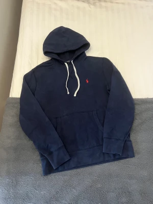 Ralph Lauren Hoodie - Säljer denna snygga Ralph Lauren hoodie i storlek M. Hoodien är i bra skick. Längd: 60cm, bredd: 50cm.