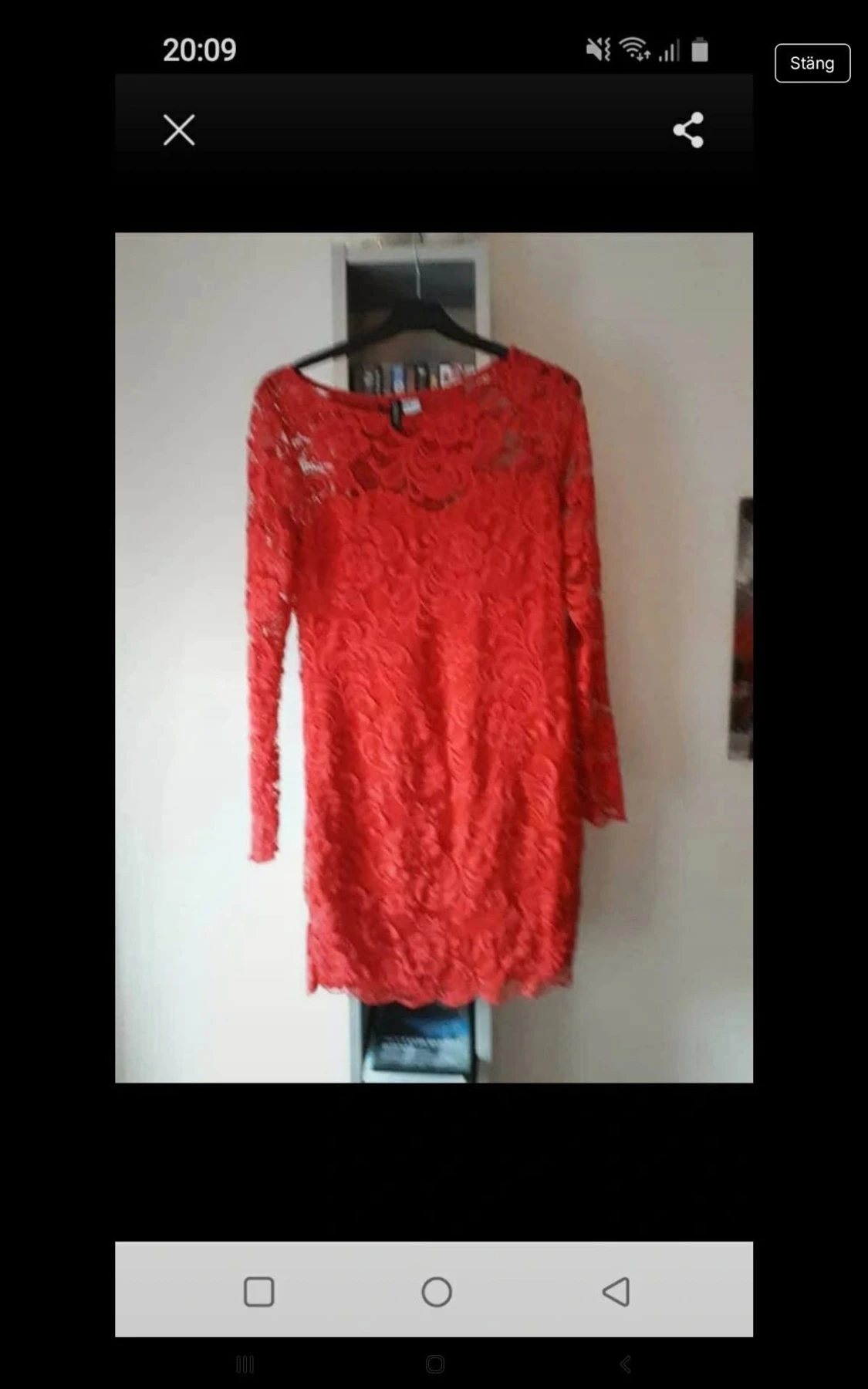 Röd spetsklänning med lång ärm