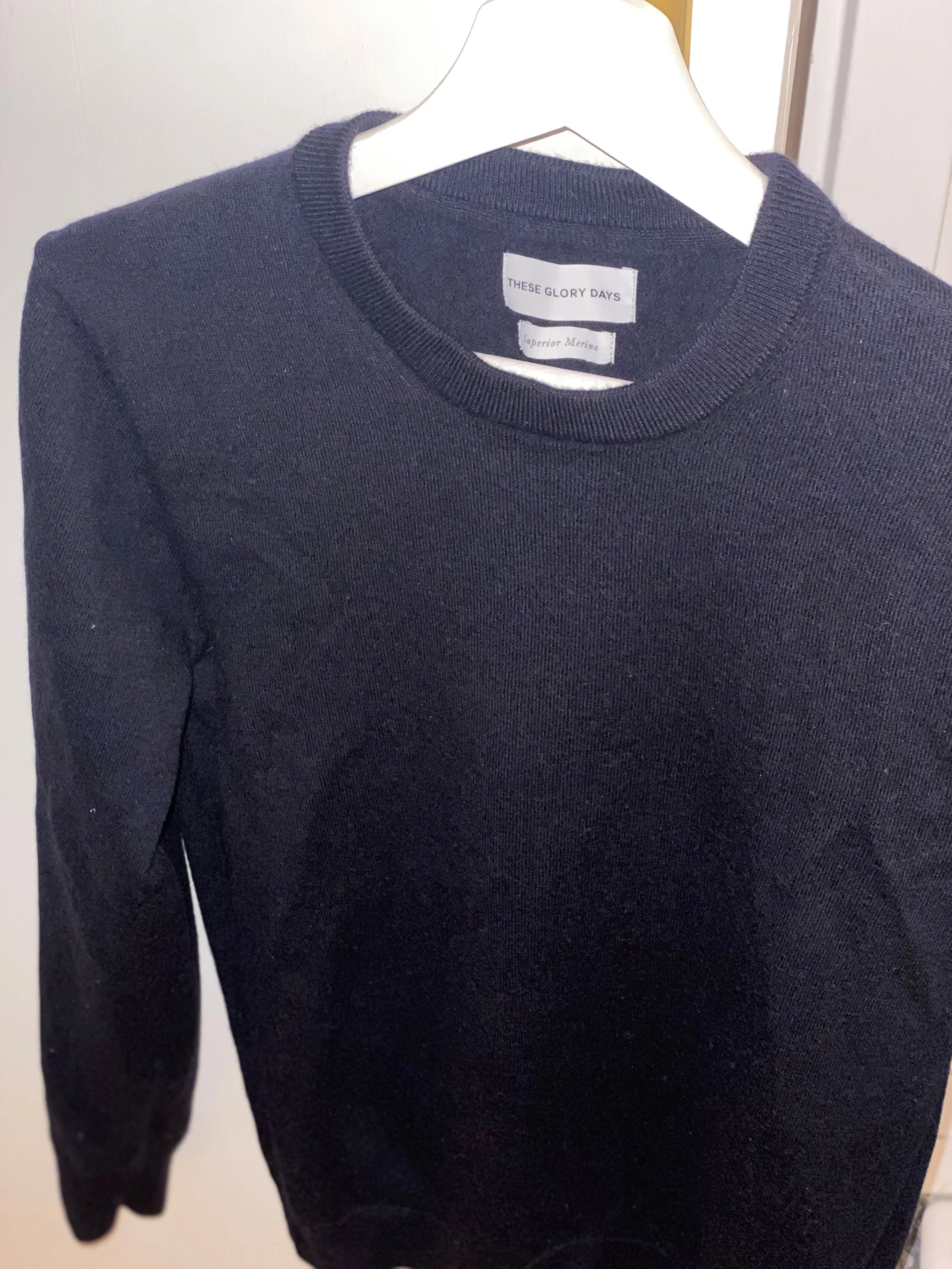 Mörkblå merinotröja These Glory Days