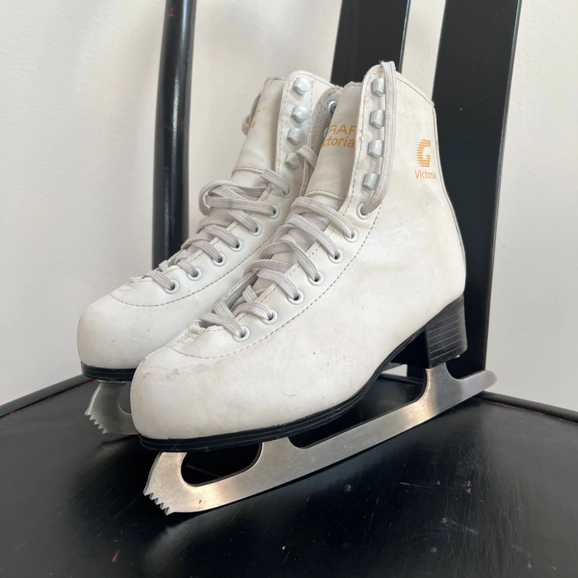 Vita konståkningsskridskor Graf Victoria