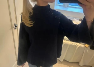 Mörkblå ull polotröja - Såå snygg från Zara i 96% ull!🤍