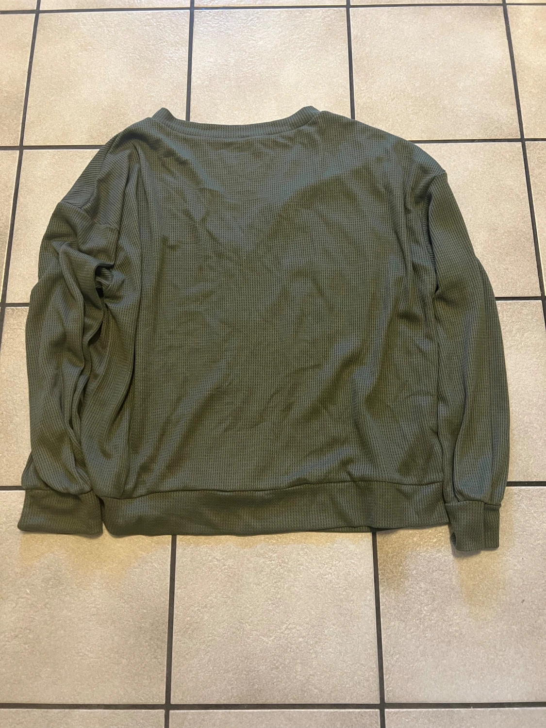 Olivgrön ribbad tröja  med dekorativa knappar - 2