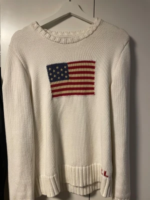 Polo ralph lauren stickad  - Vit stickad tröja från Polo Ralph Lauren i storlek XL/18-20år. den är ganska liten i storleken. Den är använd 1 gång sedan helt ny. Har kvitto på den. Köpte den på kidsbrandstore så den är helt äkta.