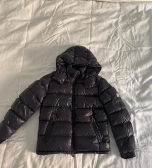 Moncler Maya  - Säljer min Moncler Maya då jag inte använder den och behöver pengar, riktig stilig vinterjacka. 