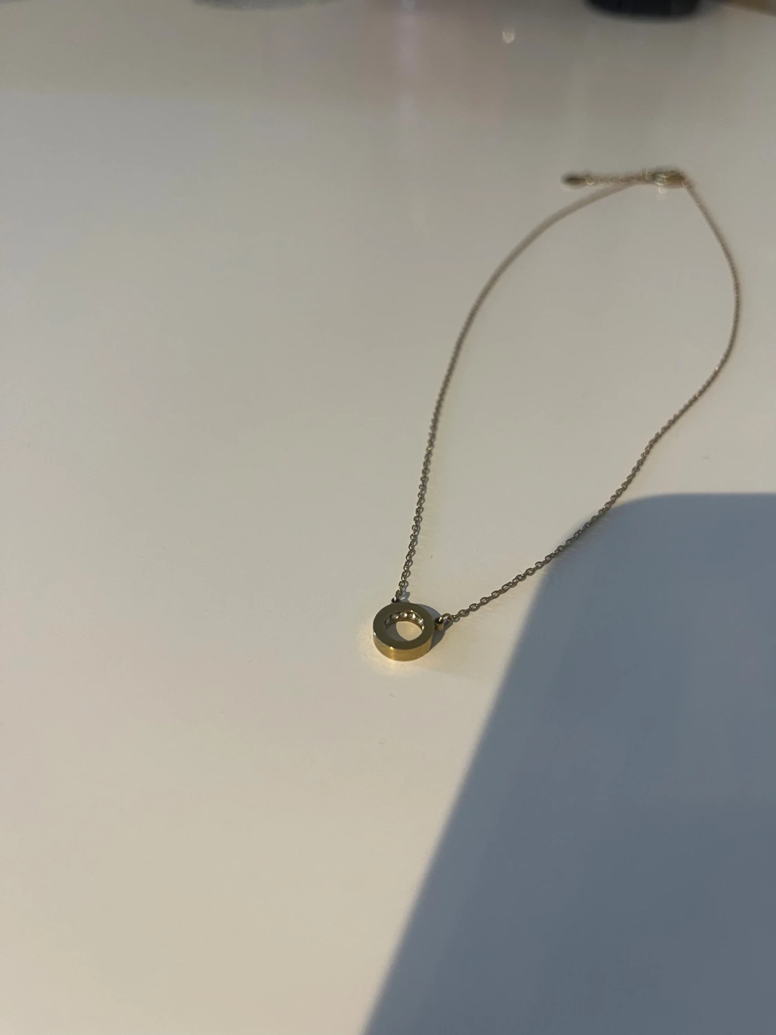 Guldigt halsband med cirkelberlock - 1