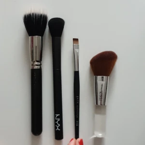 Sminkborstar  - Sminkborstar i bra skick (rena och hela). Kan sälja separat eller enstaka  30-80kr, alla för 100kr. ❗Idun borste såld 