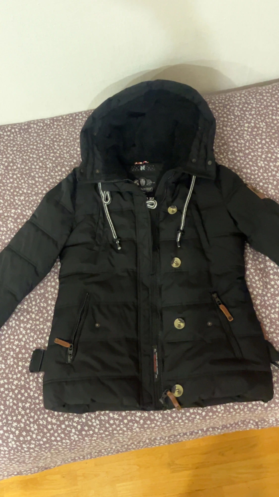 Svart pufferjacka med huva från Navigare