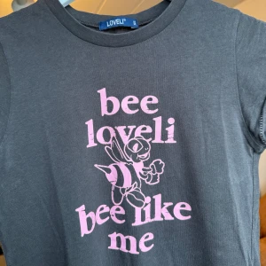 Tröja - Grå tröja med rosa tryck som ger ett vintage intryck. Välanvänd tröja från Loveli storlek xs