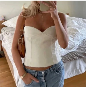 Korsett topp zara - Jättefin korsett topp från zara, knappt använd. Lånade bilder, men bara att skriva vid bilder eller frågor! 🤗