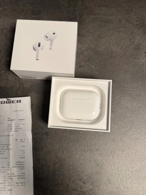 AirPods Pro 3 - Helt nya AirPods Pro 3. Förpackningen är endast öppnad, hörlurarna är aldrig använda eller testade.  Nypris: 2990kr Kvitto finns