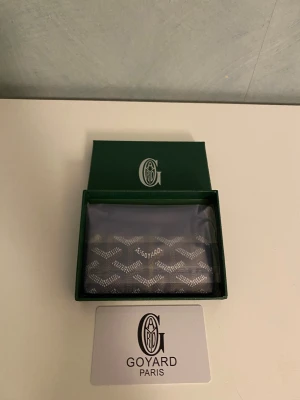 Korthållare - Säljer en fin helt ny korthållare med låda, korthållaren har 4 fack plus ett stort i mitten. Hör gärna av dig vid minsta fundering😄