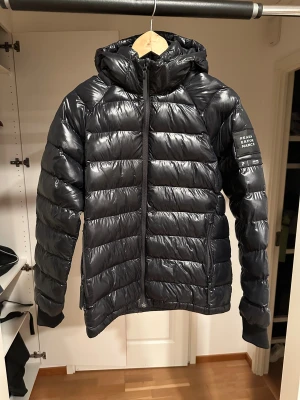 Svart dunjacka Peak Performance  - Dunjacka från Peak Perfomance. Storlek 170. Mycket fint skick.