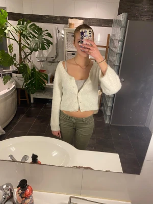 Vit stickad kofta - Gosig vit kofta med vita knappar. Materialet är väldigt bekvämt och mjukt och den är i mycket bra skick utan defekter. Perfekt att ha över t.ex ett linne❣️