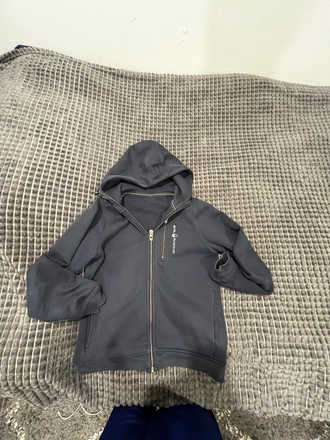 Mörkblå hoodie från Sail Racing - 1