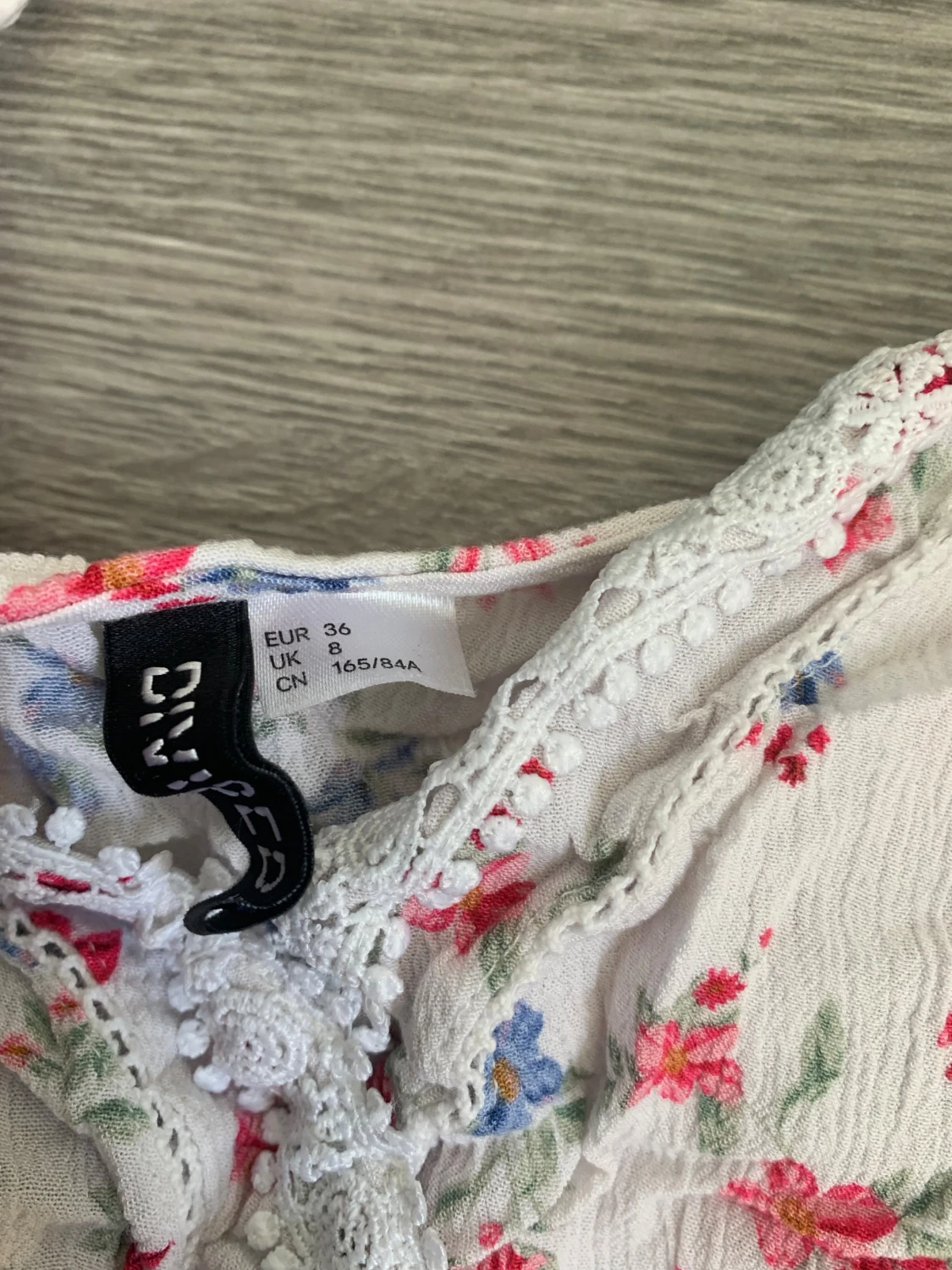 Blommig omlott linnetopp från Divided - 1