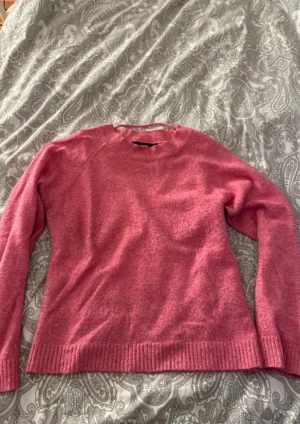 Rosa stickad tröja från Vero Moda - Mysig rosa stickad tröja från Vero Moda i storlek M.  Tröjan är använd några gånger men i väldigt bra skick 