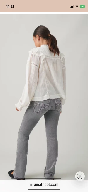 Grå bootcut jeans från Gina Tricot - Säljer ett par grå jeans från Gina Tricot med snygga broderade detaljer på bakfickorna. Använda mycket flitigt men syns inga tecken på det. Skriv om frågor! ❤️