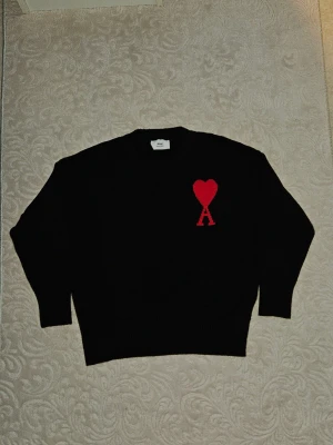 Ami Paris tröja - Stickad tröja från Ami Paris. Mjukt material, ikonisk hjärtlogo och i mycket fint skick. Sparsamt använd.  (En av dem bästa i marknaden!!!!)