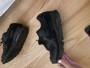 Svarta Nike Air Max sneakers - Säljer ett par helsvarta Nike Air Max sneakers. Dem är lite slitna på insidan vid hälen men syns inga stora defekter på utsidan