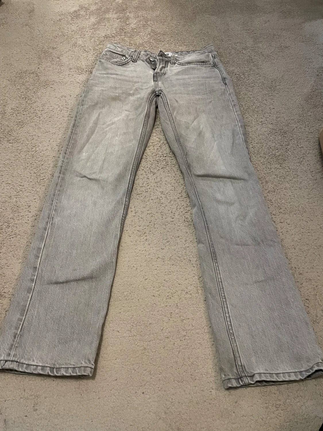 Ljusgråa straight jeans med låg midja