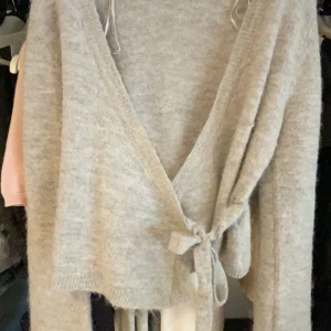 Kofta - Jätte söt kofta från Gina med knyte i helt nytt skick aldrig använd💓